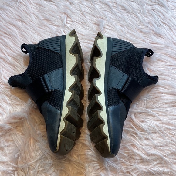 SOLD! SOREL Kinetic Sneak Black Slip on Sneakers sz 6.5 - Picture 3 of 8